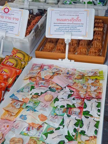 ภาพ No.193637:สาธุชนถวายภัตตาหารเป็นสังฆทาน แด่พระธรรมยาตรา ณ อนุสรณ์สถานคลองบางนางแท่น อ.สามพราน จ.นครปฐม ในโครงการธรรมยาตรา กตัญญูบูชา มหาปูชนียาจารย์ พระมงคลเทพมุนี(สด จนฺทสโร) พระผู้ปราบมาร อนุสรณ์สถาน 7 แห่ง ปีที่ 13 วันที่ 11 มกราคม พ.ศ. 2568