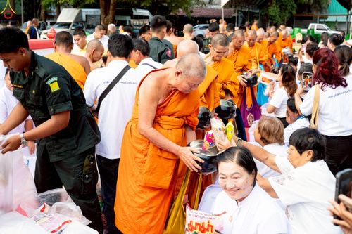 ภาพ No.234423:วันพฤหัสบดีที่ 24 กรกฎาคม พ.ศ. 2568 พิธีถวายสังฆทานแก่คณะสงฆ์ 323 วัด , พิธีมอบกองทุนหนุนแรงใจช่วยครูใต้ , พิธีทำบุญส่วนกุศลแด่ผู้วายชนม์ ในเหตุการณ์ความไม่สงบ 4 จังหวัด ชายแดนภาคใต้ (ปัตตานี , ยะลา , นราธิวาส , สงขลา) ปีที่ 21 ครั้งที่ 179 ณ วัดเวฬุวัน 