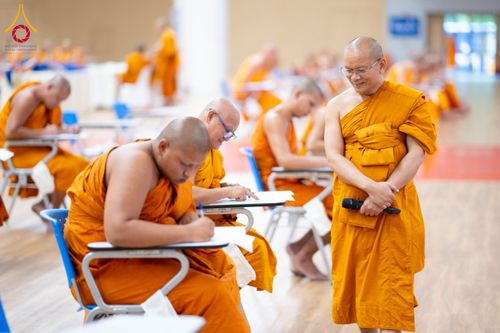 ภาพ No.267258:วันที่ 7 พฤศจิกายน พ.ศ. 2568 พิธีสอบธรรมสนามหลวง นักธรรมชั้นโท - เอก ณ สนามสอบวัดพระธรรมกาย