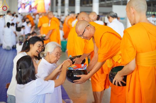 ภาพ No.136606:พิธีตักบาตร พิธีบูชาข้าวพระ ในวันอาทิตย์ต้นเดือนที่ 5 พฤษภาคม พ.ศ. 2567 ณ วัดพระธรรมกาย จ.ปทุมธานี