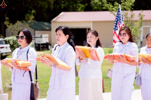 ภาพ No.234642:วันอาทิตย์ที่ 20 กรกฎาคม  พ.ศ.2568 พิธีทอดผ้าป่าภาคพื้นอเมริกา พิธีเจริญพระพุทธมนต์ ฉลองอาคารแก้วธรรมชัยรัตนอนันต์ วัดพระธรรมกายเทนเนสซี ประเทศสหรัฐอเมริกา