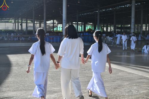 ภาพ No.143436:พิธีตักบาตร ข้าวสารอาหารแห้ง ณ บ้านแก้วเรือนทองคุณยายฯ และ พิธีบูชาข้าวพระ  ณ สภาธรรมกายสากล วัดพระธรรมกาย วันอาทิตย์ที่ 7 กรกฎาคม พ.ศ. 2567