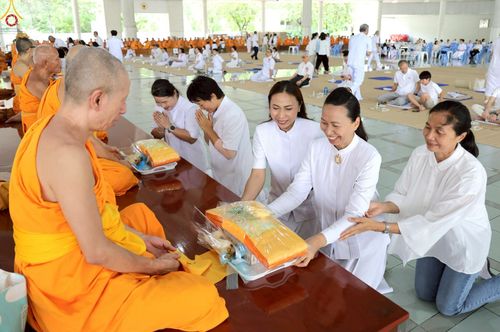 ภาพ No.231941:วันที่ 5 กรกฎาคม พ.ศ. 2568 พิธีถวายภัตตาหารเมนูสวรรค์ เพื่อการบรรลุธรรม ณ หอฉันคุณยายอาจารย์ฯ วัดพระธรรมกาย