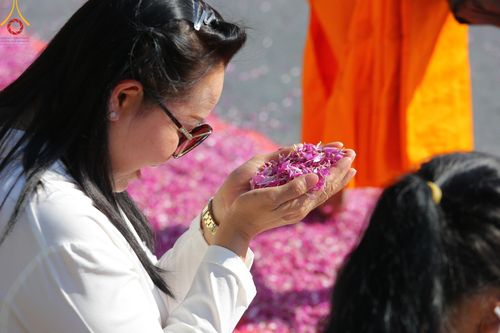 ภาพ No.193300:พิธีต้อนรับพระธรรมยาตรา ณ อนุสรณ์สถาน สถานที่เกิดในเพศสมณะ วัดสองพี่น้อง อำเภอสองพี่น้อง จังหวัดสุพรรณบุรี ในโครงการธรรมยาตรา กตัญญูบูชา มหาปูชนียาจารย์ พระมงคลเทพมุนี(สด จนฺทสโร) พระผู้ปราบมาร อนุสรณ์สถาน 7 แห่ง ปีที่ 13 วันที่ 11 มกราคม พ.ศ. 2568