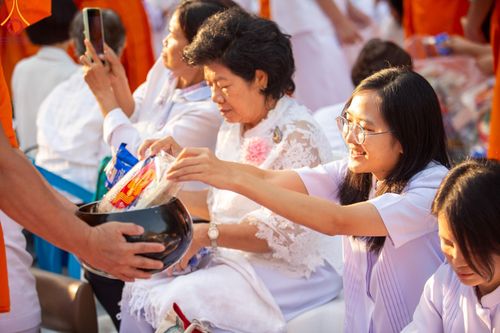 ภาพ No.107578:พิธีตักบาตรพระธรรมยาตราฯ ในโครงการธรรมยาตรากตัญญูบูชา มหาปูชนียาจารย์ พระมงคลเทพมุนี(สด จนฺทสโร) พระผู้ปราบมาร ปีที่ 12 ณ อนุสรณ์สถานมหาวิหารพระมงคลเทพมุนี อ.สองพี่น้อง จ.สุพรรณบุรี วันที่ 7 มกราคม พ.ศ. 2567