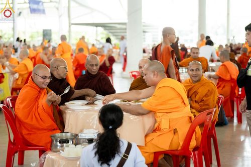 ภาพ No.60256:คณะสงฆ์ 10,000 กว่าวัดฉันภัตตาหารเพล ในวันคุ้มครองโลก วันจันทร์ที่ 22 เมษายน พ.ศ. 2567 ณ สภาธรรมกายสากล วัดพระธรรมกาย