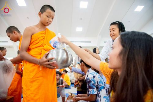 ภาพ No.218093:วันอาทิตย์ที่ 13 เมษายน พ.ศ. 2568 พิธีตักบาตรฉลองสามเณรใหม่ 75 รูป เนื่องในวันสงกรานต์ (โครงการบรรพชาสามเณรฟื้นฟูพระพุทธศาสนาทั่วไทย ประจำปีพุทธศักราช 2568) ณ ศูนย์ปฏิบัติธรรมระยอง(บ้านช่องลม) ตำบลบางบุตร อำเภอบ้านค่าย จังหวัดระยอง
