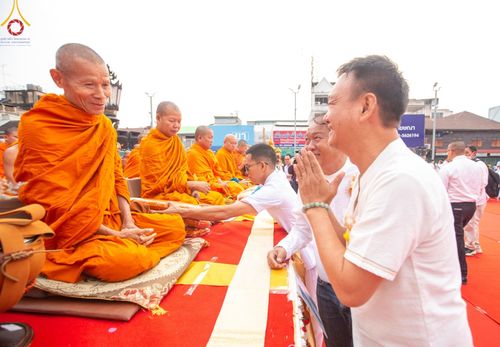 ภาพ No.126085:พิธีทำบุญเมืองนครราชสีมา ฉลอง 556 ปี ตักบาตรพระ 10,000 รูป ในวันเสาร์ที่ 2 มีนาคม พ.ศ.2567 ณ อนุสาวรีย์ท้าวสุรนารี จ.นครราชสีมา จัดโดย คณะสงฆ์จังหวัดนครราชสีมา ร่วมกับสำนักงานจังหวัดนครราชสีมา