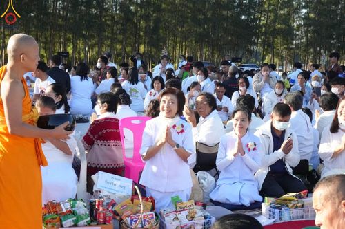 ภาพ No.103883:พิธีตักบาตรพระ 1,000 รูป ครั้งที่ 7 ถวายเป็นพุทธบูชา เพื่อช่วยเหลือคณะสงฆ์ 323 วัด 4 จังหวัดชายแดนภาคใต้ และถวายแด่คณะสงฆ์จังหวัดพิษณุโลก ณ ลานธรรมธุดงคสถานพิษณุโลก อ.วังทอง จ.พิษณุโลก วันที่ 24 ธันวาคม พ.ศ. 2566