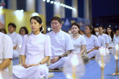 ภาพ No.224004:วันวิสาขบูชา วันอาทิตย์ที่ 11 พฤษภาคม พ.ศ. 2568 พิธีจุดวิสาขประทีป ,  พิธีเวียนประทักษิณรอบพระมหาธรรมกายเจดีย์ , พิธีฉลองชัยสวดมนต์บทธัมมจักกัปปวัตตนสูตร ครบ 7,357,000,000 จบ ณ มหารัตนวิหารคด วัดพระธรรมกาย