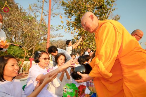 ภาพ No.208695:ตักบาตรพระ 1,743 รูป ครบรอบ 743 ปี นครน่าน ถวายเป็นพุทธบูชา น้อมบุญกุศลอุทิศให้บรรพบุรุษ วันอาทิตย์ ที่ 16 กุมภาพันธ์ พ.ศ. 2568 ณ ถนนคนเดินข่วงเมืองน่าน ต.ในเวียง อ.เมือง จ.น่าน