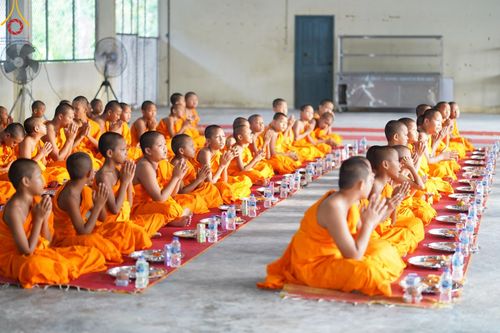 ภาพ No.61112:สามเณรออกบิณฑบาต และกิจกรรมอบรมสามเณร ในโครงการบรรพชาสามเณรฟื้นฟู พระพุทธศาสนาทั่วไทย ณ ศูนย์อบรมที่พักสงฆ์บ้านร่มเย็น จ.นราธิวาส วันที่ 2-15 เมษายน พ.ศ. 2567