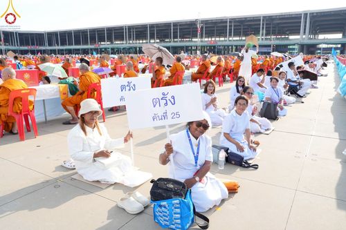 ภาพ No.221602:วันอังคารที่ 22 เมษายน พ.ศ. 2568 ภาพพิธีถวายมหาสังฆทานคณะสงฆ์ 40,000 กว่าวัดทั่วประเทศ เนื่องในวันคุ้มครองโลก ชุดที่ 2 (ปลื้มให้สมการรอคอย) ณ ลานธรรมพระมหาธรรมกายเจดีย์ วัดพระธรรมกาย