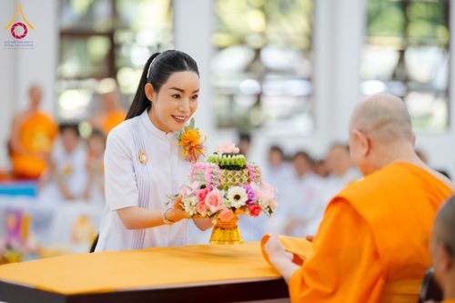 ภาพ No.160843:พิธีเจริญพระพุทธมนต์ และปิดแผ่นทองรูปเหมือน พระเดชพระคุณพระมงคลเทพมุนี (สด จนฺทสโร) พระผู้ปราบมาร จำนวน 3 องค์ วันเสาร์ที่ 5 ตุลาคม พ.ศ. 2567 ณ อาคารปลูกศรัทธา 2 (ชานชลาเดิม) วัดพระธรรมกาย อ.คลองหลวง จ.ปทุมธานี