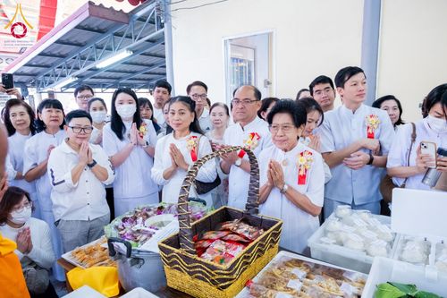 ภาพ No.196400:พิธีถวายภัตตาหารเป็นสังฆทาน แด่พระธรรมยาตรา ณ วัดโบสถ์(บน) ตำบลบางคูเวียง อำเภอบางกรวย จังหวัดนนทบุรี ในโครงการธรรมยาตรา กตัญญูบูชา มหาปูชนียาจารย์ พระมงคลเทพมุนี(สด จนฺทสโร) พระผู้ปราบมาร อนุสรณ์สถาน 7 แห่ง ปีที่ 13 วันที่ 17 มกราคม พ.ศ. 2568