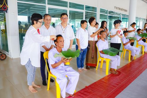 ภาพ No.186499:พิธีตัดปอย ปลงผม เวียนประทักษิณ  มอบบาตรผ้าไตร ขอขมาผู้ปกครอง และพิธีบรรพชาอุปสมบท  โครงการอุปสมบทหมู่บูชาธรรมมหาปูชนียาจารย์  ประจำปี 2567 ณ ศูนย์ปฏิบัติธรรมภาคใต้และวัดคงคาเลียบ อ.บางกล่ำ จ.สงขลา วันอาทิตย์ที่ 8 ธันวาคม พ.ศ. 2567