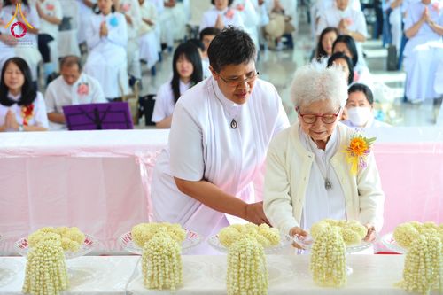 ภาพ No.291143:วันพุธที่ 7 มกราคม พ.ศ. 2569  พิธีบรรจุพระบรมสารีริกธาตุภายในพระเกตุองค์พระประธาน สมโภชพระประธาน พระธรรมกาย พิธีทอดผ้าป่า บุญแสงสว่าง ติดตั้งโซล่าเซล ณ ศูนย์ปฏิบัติธรรมพระมงคลเทพมุนี อ.สองพี่น้อง จ.สุพรรณบุรี