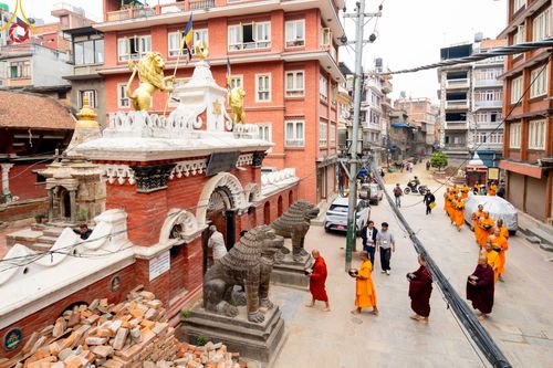 ภาพ No.317276:วันอังคารที่ 31 มีนาคม พ.ศ.2569 จาริกบิณฑบาตแห่งศรัทธา จากวัดอเชศวรสู่สี่แยกปาตันและวัดศรี ประเทศเนปาล