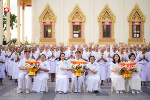 ภาพ No.278524:วันอาทิตย์ที่ 14 ธันวาคม พ.ศ.2568  พิธีเวียนประทักษิณ พิธีวันทาสีมาพระประธาน โครงการบวชบูชาธรรมมหาปูชนียาจารย์ ของศูนย์ปฏิบัติธรรมบุรีรัมย์ ณ วัดกลาง พระอารามหลวง จังหวัดบุรีรัมย์