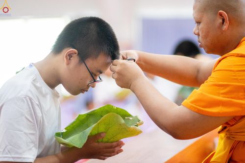 ภาพ No.320069:วันเสาร์ที่ 4 เมษายน 2569 พิธีตัดปอยผม ขอขมาผู้ปกครอง  มอบบาตร-ผ้าไตร และพิธีบรรพชาสามเณร 87 รูป  ณ ศูนย์ปฏิบัติธรรมระยอง(บ้านช่องลม)  ต.บางบุตร อ.บ้านค่าย จ.ระยอง