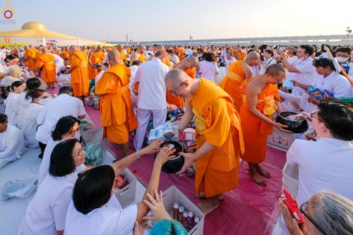 ภาพ No.279911:วันที่ 1 มกราคม พ.ศ.2569 พิธีตักบาตรในวันขึ้นปีใหม่ ณ ลานธรรม วัดพระธรรมกาย