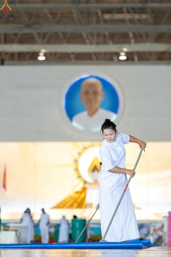 ภาพ No.318250:วันอาทิตย์ต้นเดือนที่ 5 เมษายน พ.ศ.2569 พิธีตักบาตร ณ บ้านแก้วเรือนทองคุณยายอาจารย์ฯ วัดพระธรรมกาย