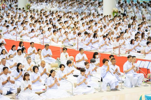 ภาพ No.311431:วันอาทิตย์ต้นเดือนที่ 1 มีนาคม พ.ศ.2569 พิธีตักบาตร และ พิธีบูชาข้าวพระ ณ สภาธรรมกายสากล วัดพระธรรมกาย