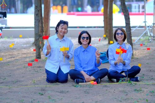 ภาพ No.300486:ภาพเบื้องหลังอาสาสมัครรวมใจ ชุดที่ 3 ในโครงการธรรมยาตรา กตัญญูบูชา มหาปูชนียาจารย์ พระมงคลเทพมุนี(สด จนฺทสโร) พระผู้ปราบมาร อนุสรณ์สถาน 7 แห่ง ปีที่ 14