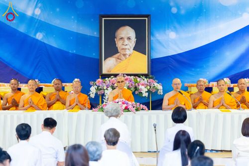 ภาพ No.288862:วันที่ 6 มกราคม พ.ศ. 2569 พิธีถวายภัตตาหารเป็นสังฆทาน แด่พระธรรมยาตรา ในโครงการธรรมยาตรา กตัญญูบูชา มหาปูชนียาจารย์ พระมงคลเทพมุนี(สด จนฺทสโร) พระผู้ปราบมาร อนุสรณ์สถาน 7 แห่ง ปีที่ 14 ณ อนุสรณ์สถานมหาวิหารพระมงคลเทพมุนี (โลตัสแลนด์) อ.สองพี่น้อง จ.สุพรร