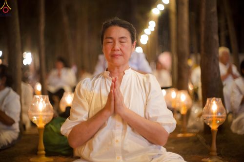 ภาพ No.290246:วันที่ 6 มกราคม พ.ศ. 2569 พิธีจุดประทีปถวายเป็นพุทธบูชา และบูชาธรรมมหาปูชนียาจารย์ (ภาพชุดที่ 2) ณ อนุสรณ์สถานมหาวิหารพระมงคลเทพมุนี (โลตัสแลนด์) อ.สองพี่น้อง จ.สุพรรณบุรี ในโครงการธรรมยาตรา กตัญญูบูชา มหาปูชนียาจารย์ พระมงคลเทพมุนี(สด จนฺทสโร) พระผู้ปรา