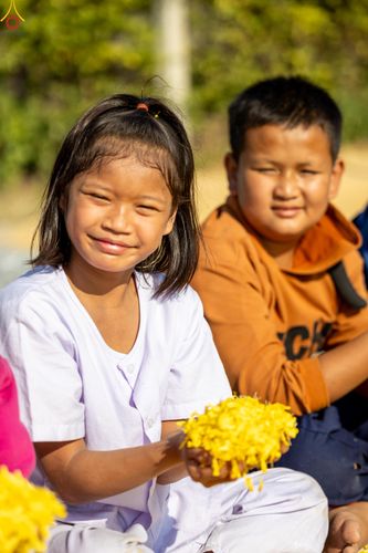 ภาพ No.292776:วันที่ 11 มกราคม พ.ศ. 2569 พิธีต้อนรับพระธรรมยาตรา ณ อนุสรณ์สถานลำดับที่ 3 สถานที่เกิดในเพศสมณะ วัดสองพี่น้อง อำเภอสองพี่น้อง จังหวัดสุพรรณบุรี ในโครงการธรรมยาตรา กตัญญูบูชา มหาปูชนียาจารย์ พระมงคลเทพมุนี(สด จนฺทสโร) พระผู้ปราบมาร อนุสรณ์สถาน 7 แห่ง ปีที