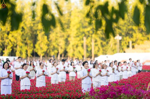 ภาพ No.280938:วันที่ 28 ธันวาคม พ.ศ.2568 กิจกรรมเก็บดอกแพงรวย ณ ทุ่งสวรรค์ตะวันฉาย วัดพระธรรมกาย