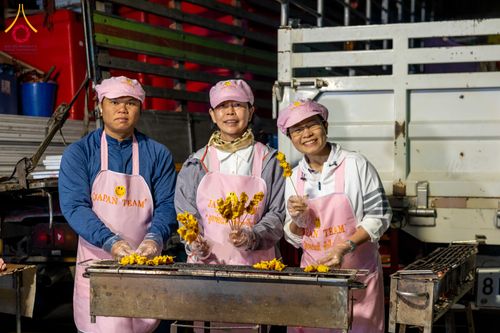 ภาพ No.292501:วันที่ 12 มกราคม พ.ศ. 2569 พิธีถวายภัตตาหารเป็นสังฆทาน แด่พระธรรมยาตรา ณ อนุสรณ์สถานมหาวิหารพระมงคลเทพมุนี (โลตัสแลนด์) อ.สองพี่น้อง จ.สุพรรณบุรี ในโครงการธรรมยาตรา กตัญญูบูชา มหาปูชนียาจารย์ พระมงคลเทพมุนี(สด จนฺทสโร) พระผู้ปราบมาร อนุสรณ์สถาน 7 แห่ง ปี