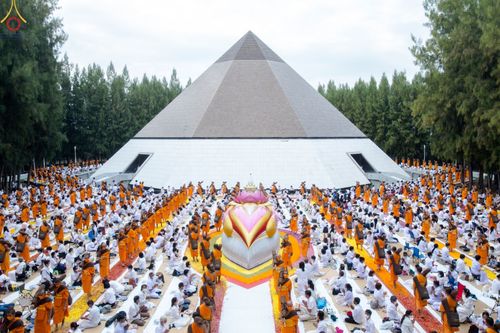 ภาพ No.69107:พิธีต้อนรับพระธรรมยาตรา ในโครงการธรรมยาตรากตัญญูบูชา มหาปูชนียาจารย์ พระมงคลเทพมุนี(สด จนฺทสโร) พระผู้ปราบมาร อนุสรณ์สถาน 7 แห่ง ปีที่ 11 วันที่ 3 มกราคม พ.ศ. 2566 ณ อนุสรณ์สถานมหาวิหารพระมงคลเทพมุนี จ.สุพรรณบุรี