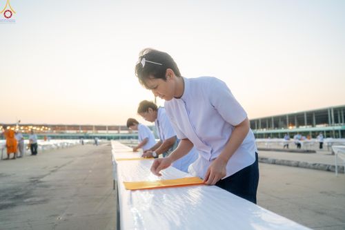 ภาพ No.321265:วันที่ 10-11 เมษายน พ.ศ.2569 การเตรียมกล่องไทยธรรม และการติดผ้ารับประเคน เพื่องานถวายมหาสังฆทาน 40,000 กว่าวัดทั่วประเทศ วันคุ้มครองโลก 22 เมษายน พ.ศ.2569 วัดพระธรรมกาย