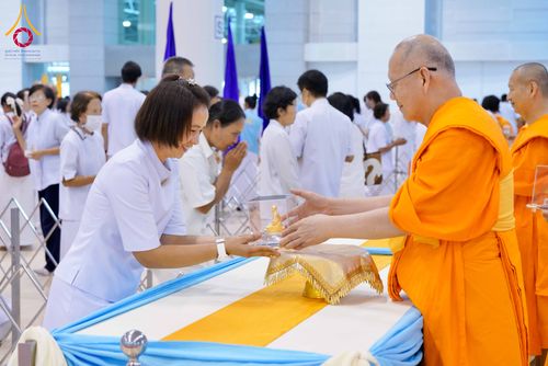 ภาพ No.338103:วันอาทิตย์ต้นเดือน 5 กรกฎาคม พ.ศ.2569 สัมมนาพิเศษ พิธีมอบพระของขวัญ ณ ห้องแก้วสารพัด1 วัดพระธรรมกาย