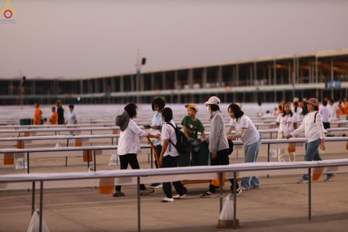 ภาพ No.320474:วันที่ 9 เมษายน พ.ศ.2569 การเตรียมงาน มัดถุงน้ำ ถ่วงขาโต๊ะไทยธรรม เพื่องานถวายมหาสังฆทาน 40,000 กว่าวัดทั่วประเทศ วันคุ้มครองโลก 22 เมษายน พ.ศ.2569 วัดพระธรรมกาย