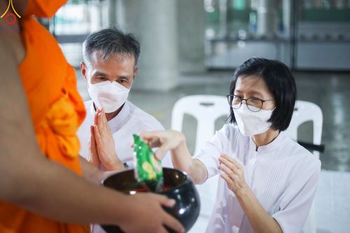 ภาพ No.82911:พิธีตักบาตรฉลองพระบวชใหม่  โครงการธรรมทายาทอุปสมบทหมู่อุดมศึกษา  รุ่นที่50 ภาคฤดูฝน วันเสาร์ที่ 24 มิถุนายน พ.ศ.2566 ณ มหารัตนวิหารคด คอร์ 6 วัดพระธรรมกาย