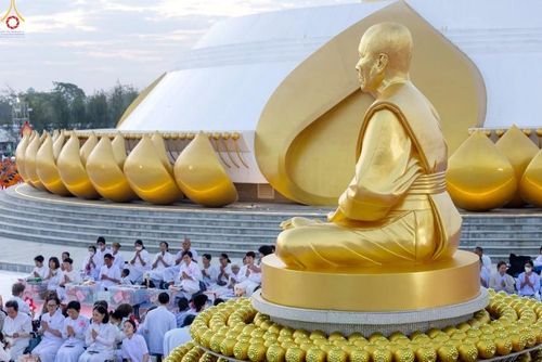 ภาพ No.302452:วันที่ 24 มกราคม พ.ศ. 2569 พิธีตักบาตรพระธรรมยาตรา ณ อนุสรณ์สถานลำดับที่ 5 สถานที่เผยแผ่วิชชาธรรมกายครั้งแรก อนุสรณ์สถานบางปลา วัดบางปลา อำเภอบางเลน จังหวัดนครปฐม ในโครงการธรรมยาตรา กตัญญูบูชา มหาปูชนียาจารย์ พระมงคลเทพมุนี(สด จนฺทสโร) พระผู้ปราบมาร อนุส