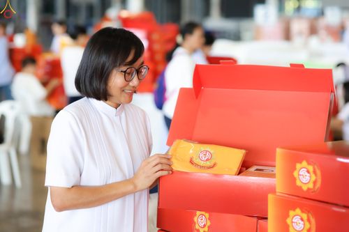 ภาพ No.321984:วันที่ 12 -13 เมษายน พ.ศ.2569 การเตรียมกล่องไทยธรรม + การขนย้ายเก้าอี้ เพื่องานถวายมหาสังฆทาน 40,000 กว่าวัดทั่วประเทศ วันคุ้มครองโลก 22 เมษายน พ.ศ.2569 วัดพระธรรมกาย