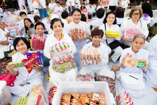 ภาพ No.282680:วันเสาร์ที่ 20 ธันวาคม พ.ศ.2568 พิธีตักบาตรพระ 10,000 รูป (ชุด 2) เนื่องในโอกาส 194 ปี จังหวัดกาญจนบุรี และอุทิศส่วนกุศลให้แด่บรรพชนทั้งหลาย บริเวณถนนสองแคว (Skywalk) เมืองกาญจนบุรี