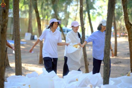 ภาพ No.296171:ภาพเบื้องหลังอาสาสมัครรวมใจ ชุดที่ 2 ในโครงการธรรมยาตรา กตัญญูบูชา มหาปูชนียาจารย์ พระมงคลเทพมุนี(สด จนฺทสโร) พระผู้ปราบมาร อนุสรณ์สถาน 7 แห่ง ปีที่ 14