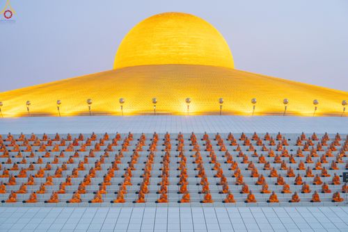 ภาพ No.279703:วันที่ 1 มกราคม พ.ศ.2569 พิธีตักบาตรในวันขึ้นปีใหม่ ณ ลานธรรม วัดพระธรรมกาย