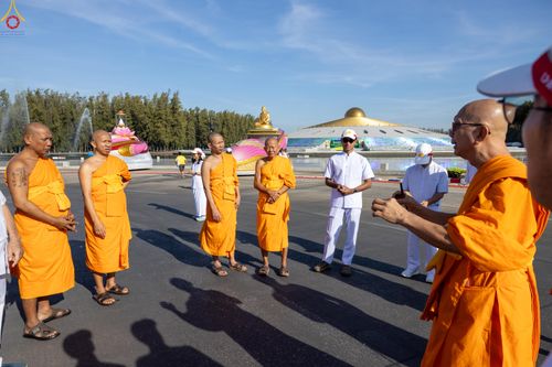 ภาพ No.295950:ภาพเบื้องหลังอาสาสมัครรวมใจ ชุดที่ 1 ในโครงการธรรมยาตรา กตัญญูบูชา มหาปูชนียาจารย์ พระมงคลเทพมุนี(สด จนฺทสโร) พระผู้ปราบมาร อนุสรณ์สถาน 7 แห่ง ปีที่ 14