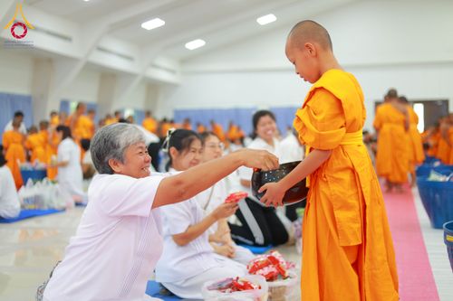 ภาพ No.321893:วันที่ 12 เมษายน พ.ศ.2569 ตักบาตรสงกรานต์ฉลองสามเณรใหม่  ณ ศูนย์ปฏิบัติธรรมระยอง(บ้านช่องลม)