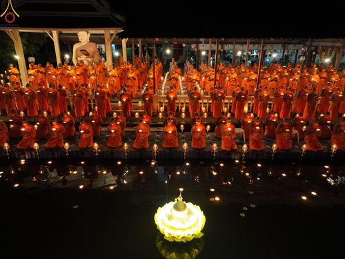 ภาพ No.73345:พิธีจุดประทีปถวายเป็นพุทธบูชา และบูชาธรรมมหาปูชนียาจารย์ ในโครงการธรรมยาตรากตัญญูบูชา มหาปูชนียาจารย์ พระมงคลเทพมุนี(สด จนฺทสโร) พระผู้ปราบมาร ปีที่ 11 ณ อนุสรณ์สถานลำดับที่ 4 สถานที่เกิดด้วยกายธรรม วัดโบสถ์ (บน) บางคูเวียง อ.บางกรวย จ.นนทบุรี วันที่ 21 