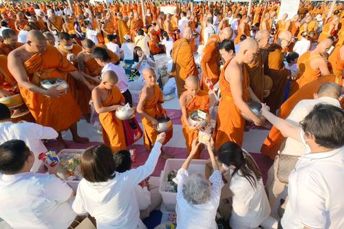 ภาพ No.284252:วันเสาร์ที่ 20 ธันวาคม พ.ศ.2568  พิธีตักบาตรพระ 10,000 รูป เนื่องในโอกาส 194 ปี จังหวัดกาญจนบุรี และอุทิศส่วนกุศลให้แด่บรรพชนทั้งหลาย บริเวณถนนสองแคว (Skywalk) เมืองกาญจนบุรี