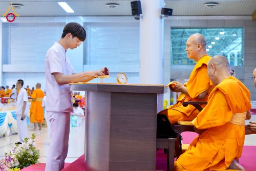 ภาพ No.338081:วันอาทิตย์ต้นเดือน 5 กรกฎาคม พ.ศ.2569 สัมมนาพิเศษ พิธีมอบพระของขวัญ ณ ห้องแก้วสารพัด1 วัดพระธรรมกาย