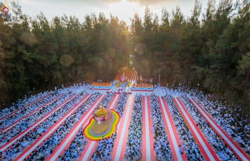 ภาพ No.289307:วันที่ 7 มกราคม พ.ศ. 2569 พิธีตักบาตรพระธรรมยาตรา ณ อนุสรณ์สถานลำดับที่ 1 สถานที่เกิดด้วยรูปกายเนื้อ อนุสรณ์สถานมหาวิหารพระมงคลเทพมุนี (โลตัสแลนด์) อ.สองพี่น้อง จ.สุพรรณบุรี ในโครงการธรรมยาตรา กตัญญูบูชา มหาปูชนียาจารย์ พระมงคลเทพมุนี(สด จนฺทสโร) พระผู้ป