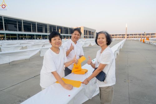 ภาพ No.321198:วันที่ 10-11 เมษายน พ.ศ.2569 การเตรียมกล่องไทยธรรม และการติดผ้ารับประเคน เพื่องานถวายมหาสังฆทาน 40,000 กว่าวัดทั่วประเทศ วันคุ้มครองโลก 22 เมษายน พ.ศ.2569 วัดพระธรรมกาย